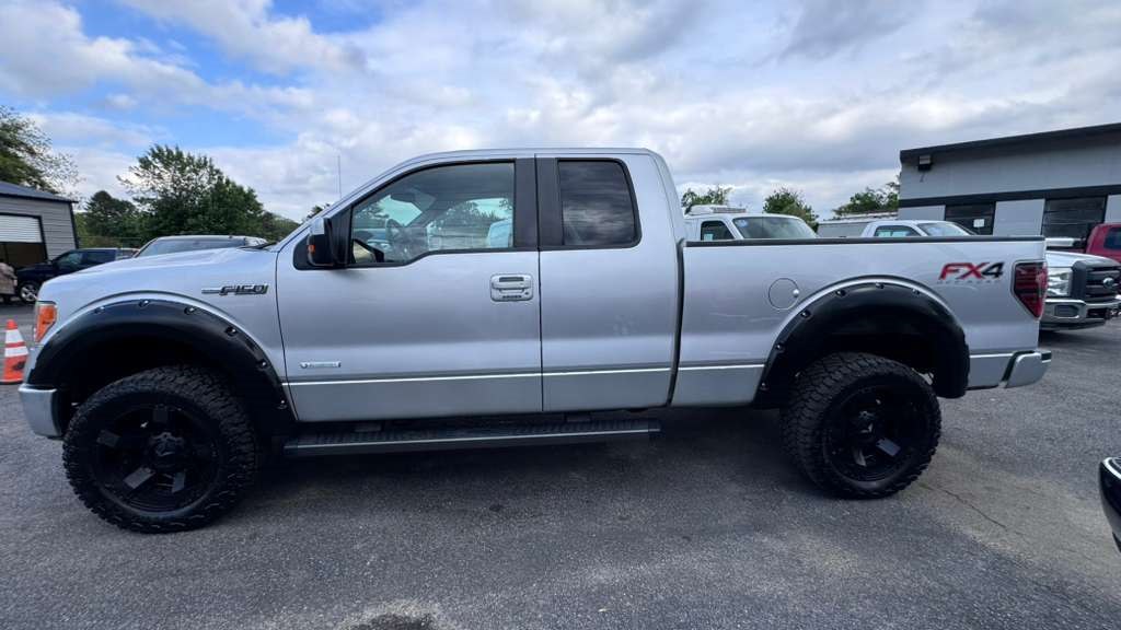 Additional photo of vehicle.