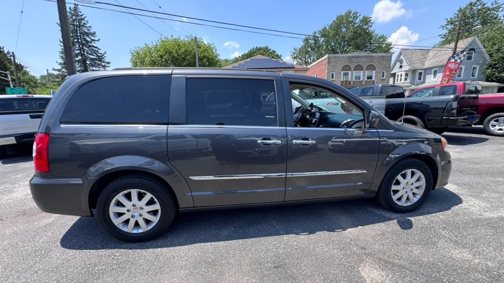 Photo 7 of this CHRYSLER TOWN AND COUNTR