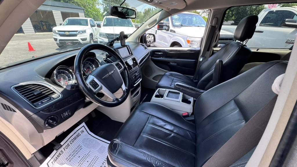 Photo 8 of this CHRYSLER TOWN AND COUNTR