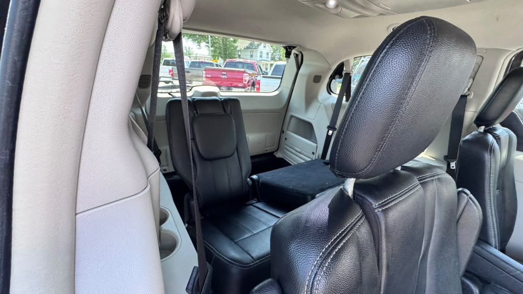 Photo 14 of this CHRYSLER TOWN AND COUNTR