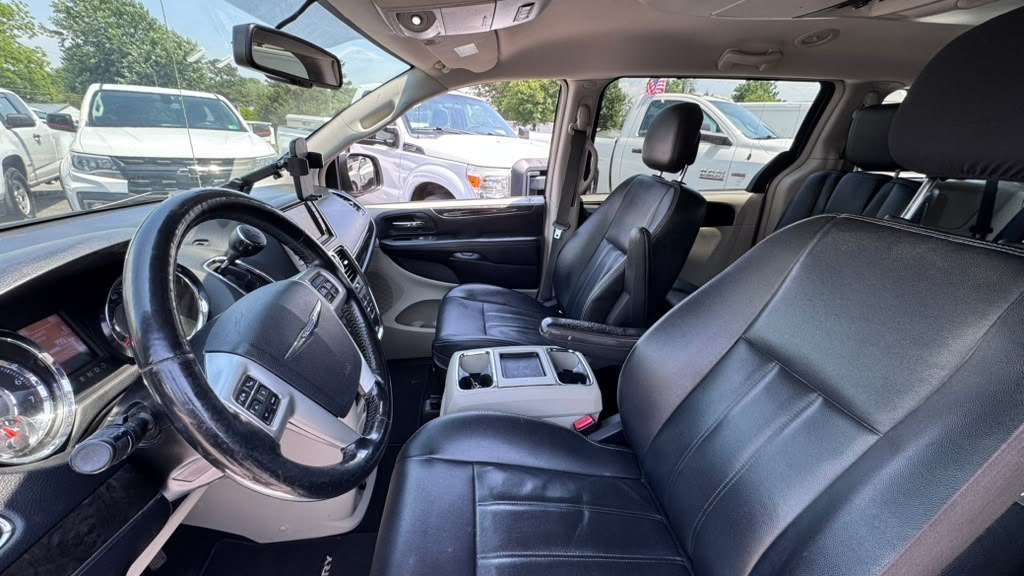 Photo 9 of this CHRYSLER TOWN AND COUNTR