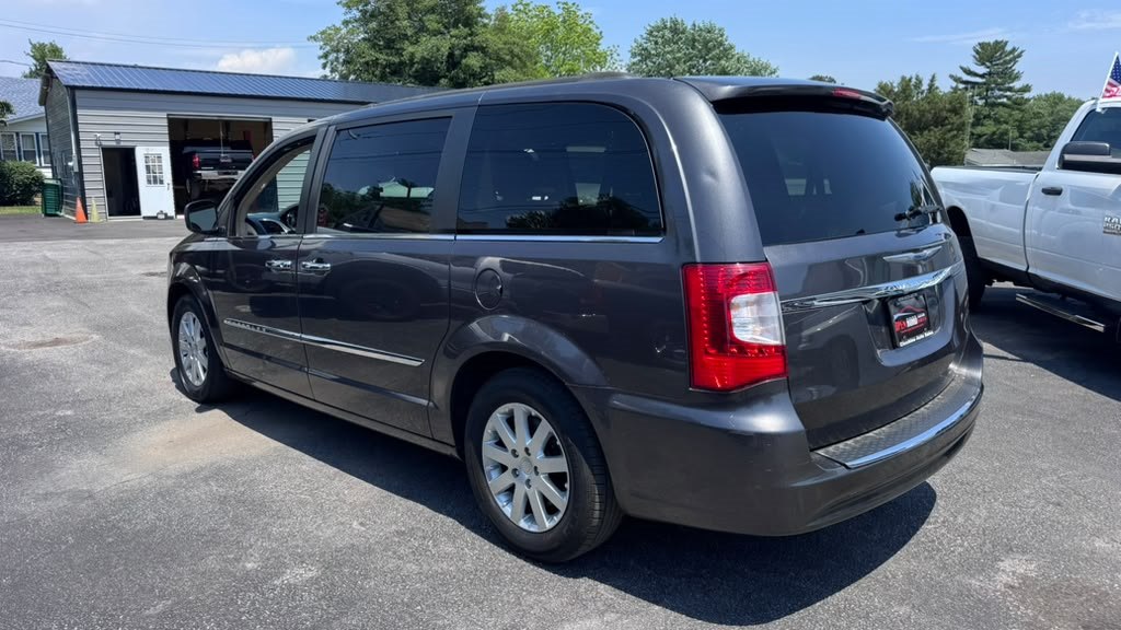 Photo 4 of this CHRYSLER TOWN AND COUNTR