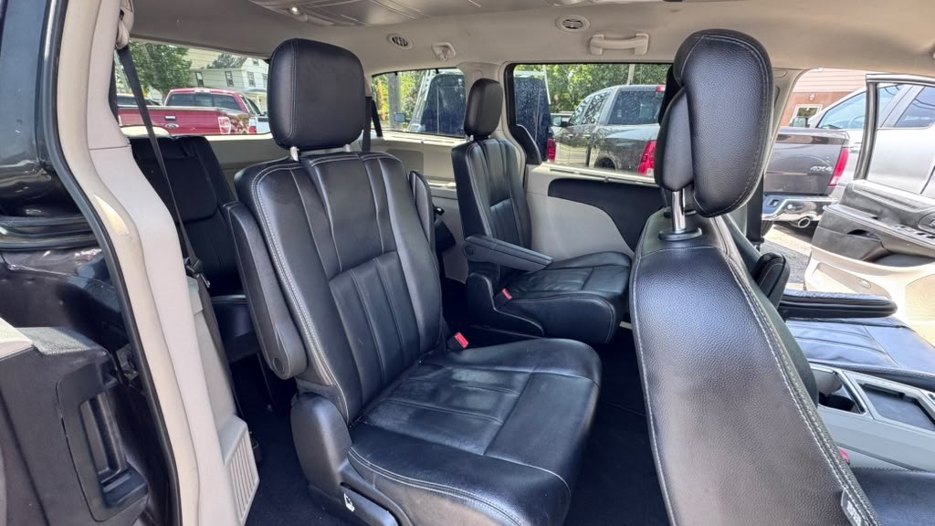 Photo 12 of this CHRYSLER TOWN AND COUNTR