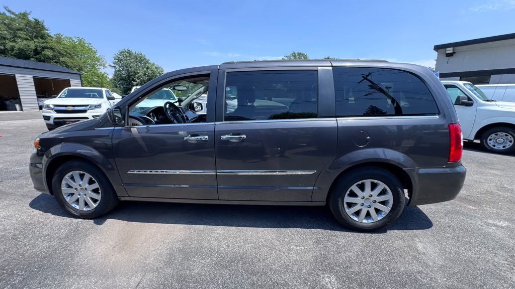 Photo 5 of this CHRYSLER TOWN AND COUNTR