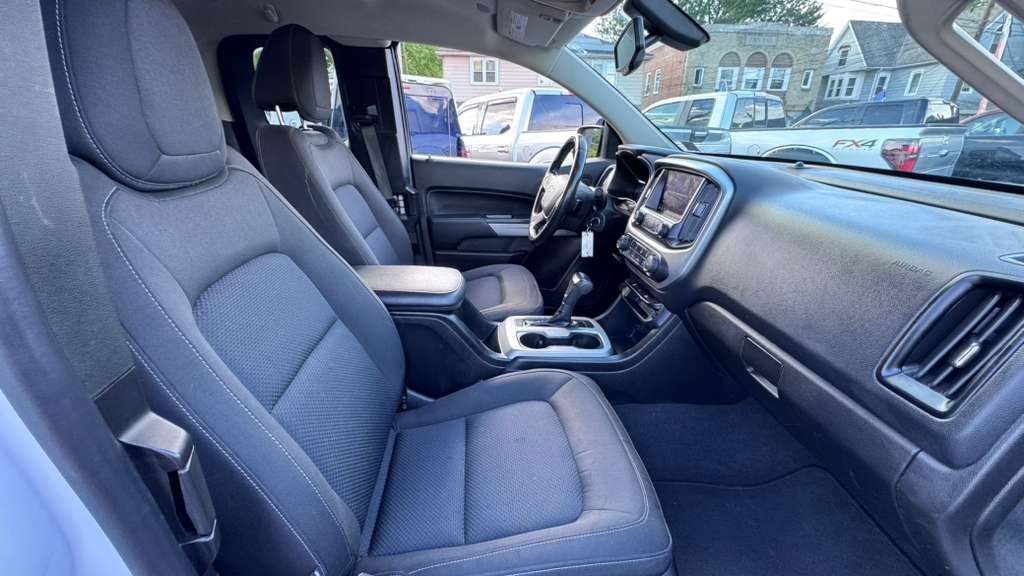 Photo 10 of this CHEVROLET COLORADO