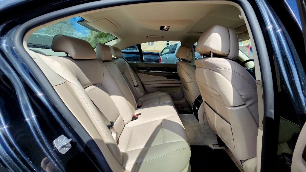 Photo 15 of this BMW 7 SERIES