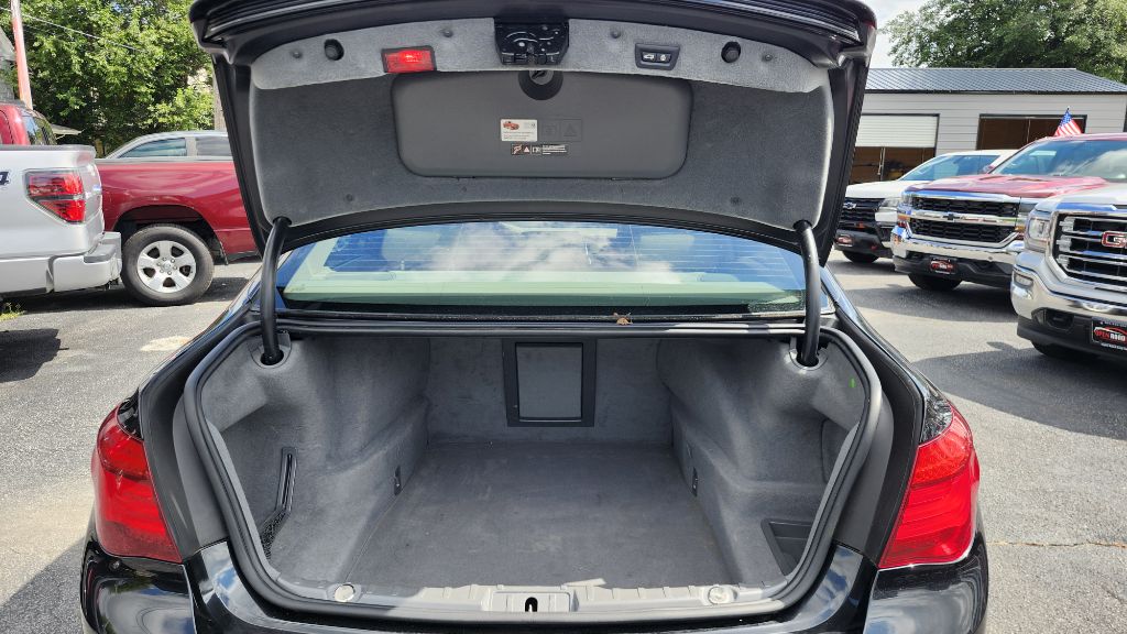 Photo 14 of this BMW 7 SERIES