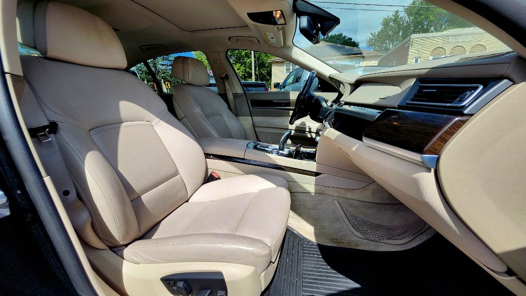 Photo 16 of this BMW 7 SERIES
