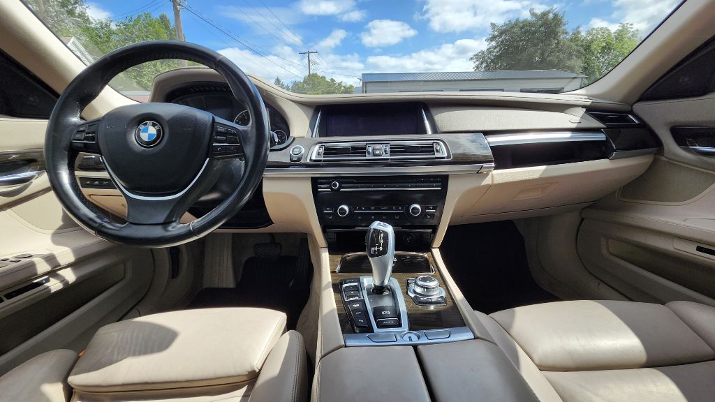 Photo 12 of this BMW 7 SERIES