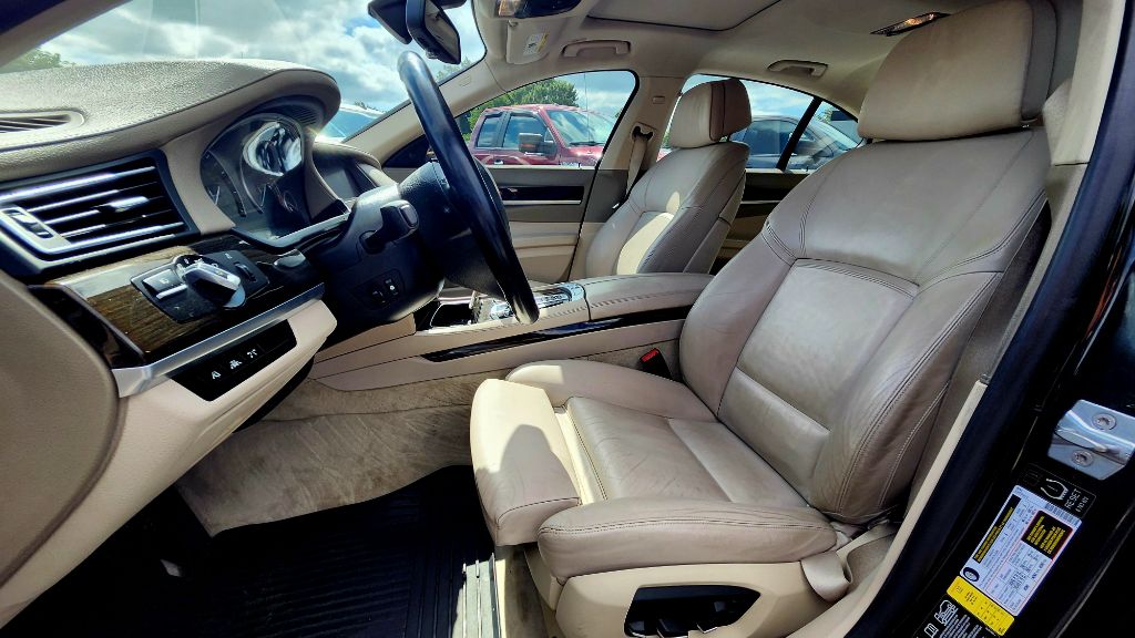 Photo 9 of this BMW 7 SERIES