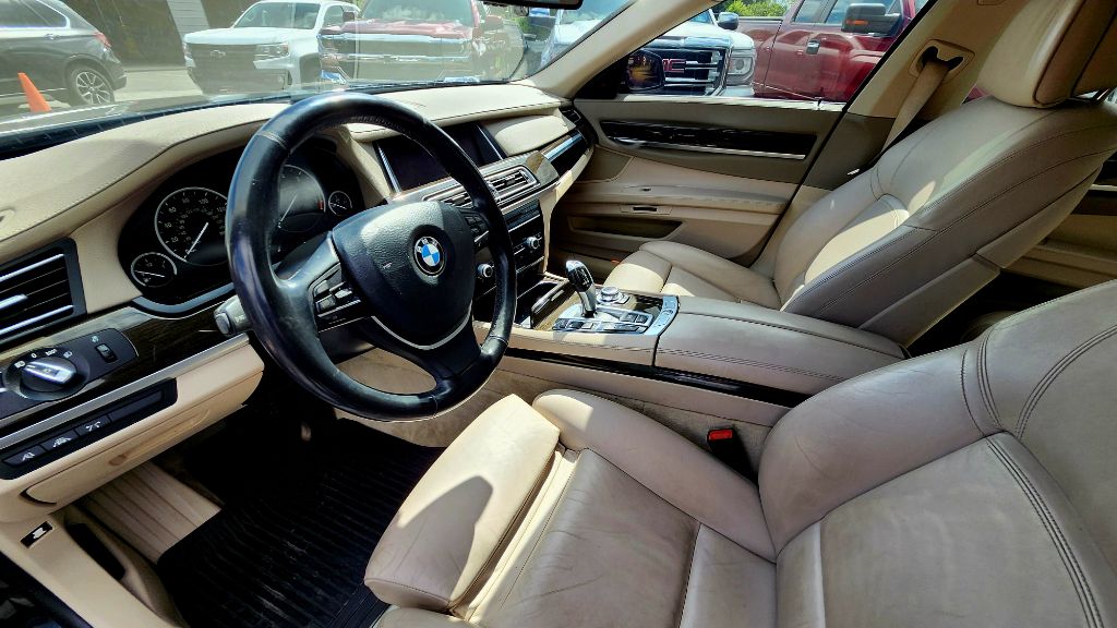 Photo 10 of this BMW 7 SERIES