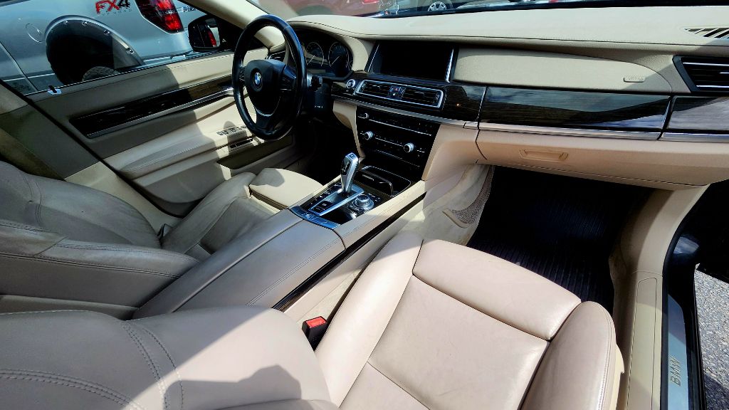 Photo 17 of this BMW 7 SERIES