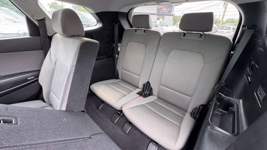 Photo 11 of this HYUNDAI SANTA FE
