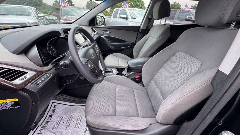 Photo 12 of this HYUNDAI SANTA FE