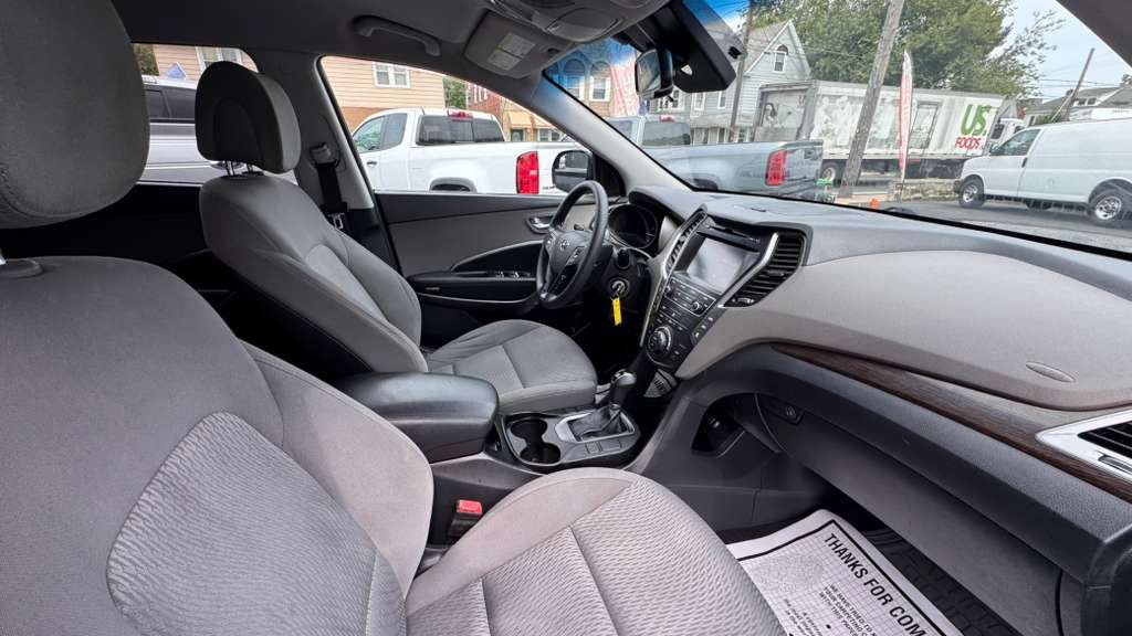 Photo 14 of this HYUNDAI SANTA FE