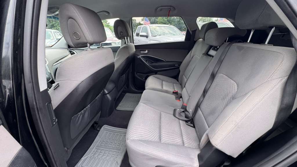 Photo 10 of this HYUNDAI SANTA FE