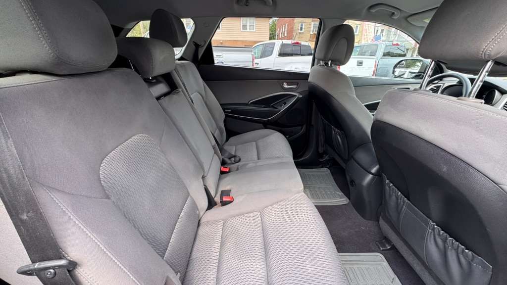 Photo 13 of this HYUNDAI SANTA FE