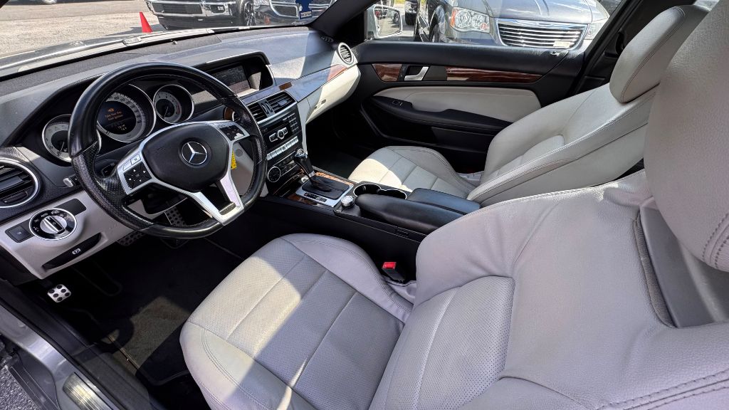 Photo 6 of this MERCEDES-BENZ C-CLASS