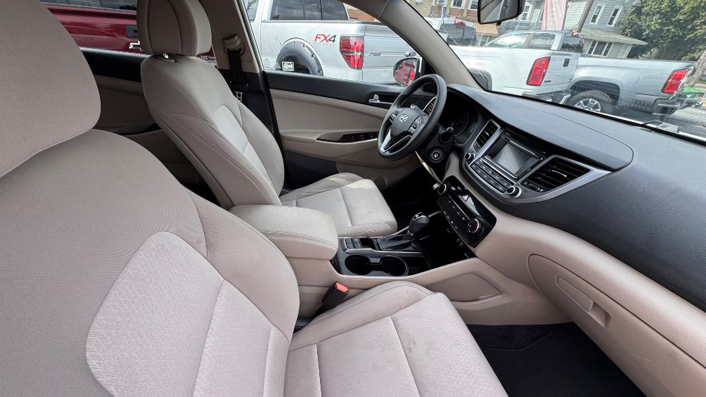 Photo 12 of this HYUNDAI TUCSON