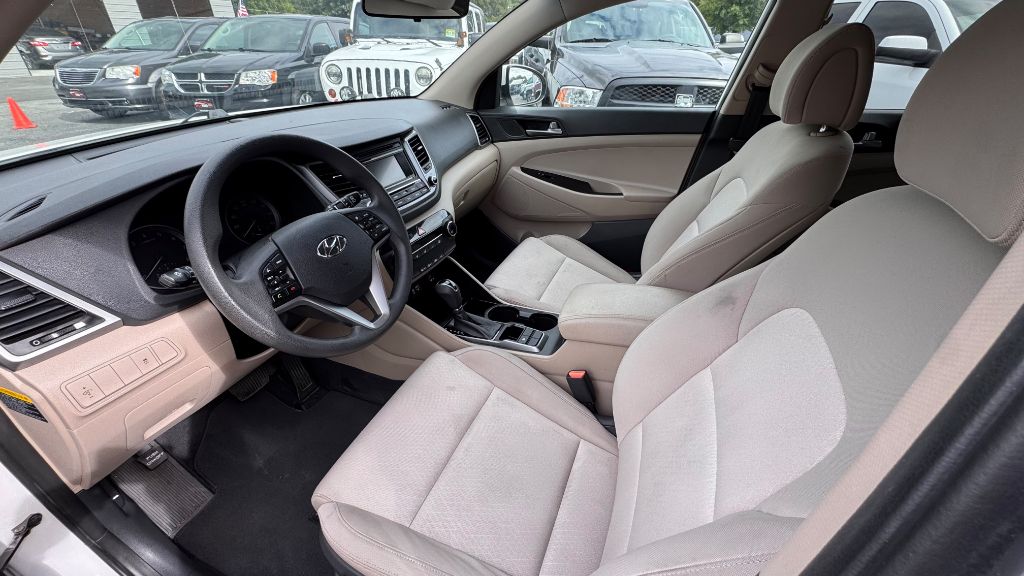 Photo 9 of this HYUNDAI TUCSON