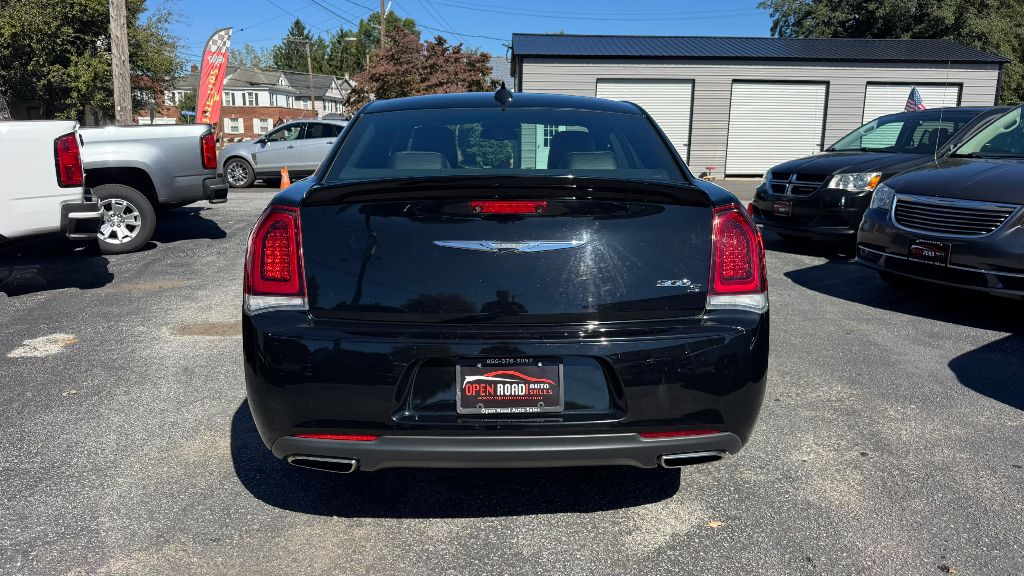 Photo 5 of this CHRYSLER 300