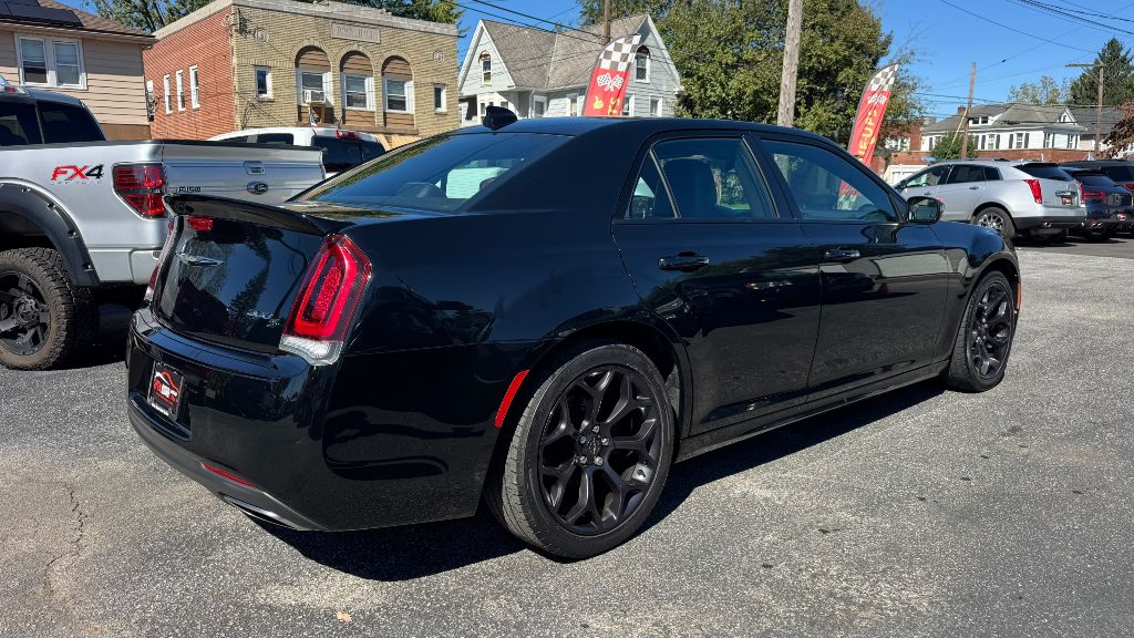 Photo 3 of this CHRYSLER 300