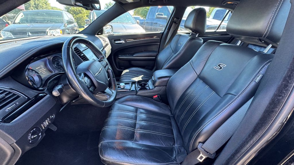 Photo 6 of this CHRYSLER 300