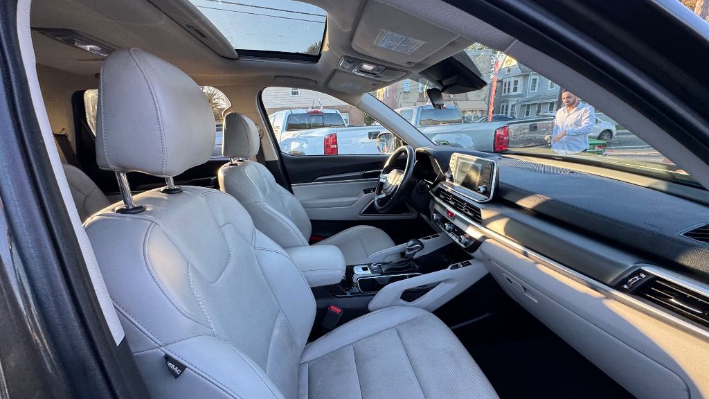 Photo 11 of this KIA TELLURIDE