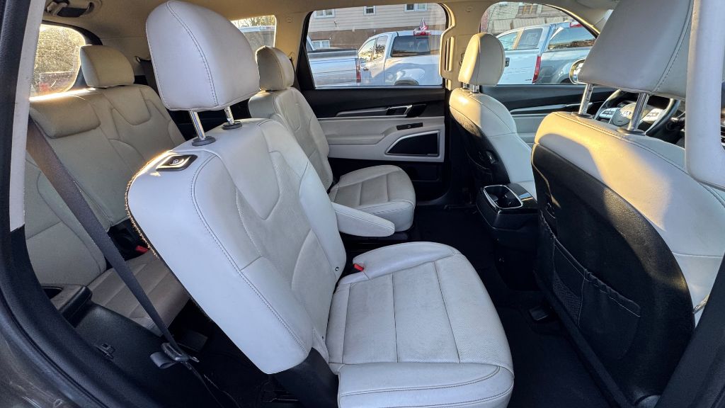 Photo 14 of this KIA TELLURIDE