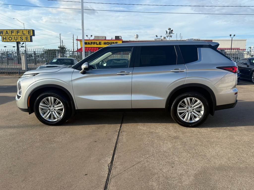 Photo 4 of this MITSUBISHI OUTLANDER
