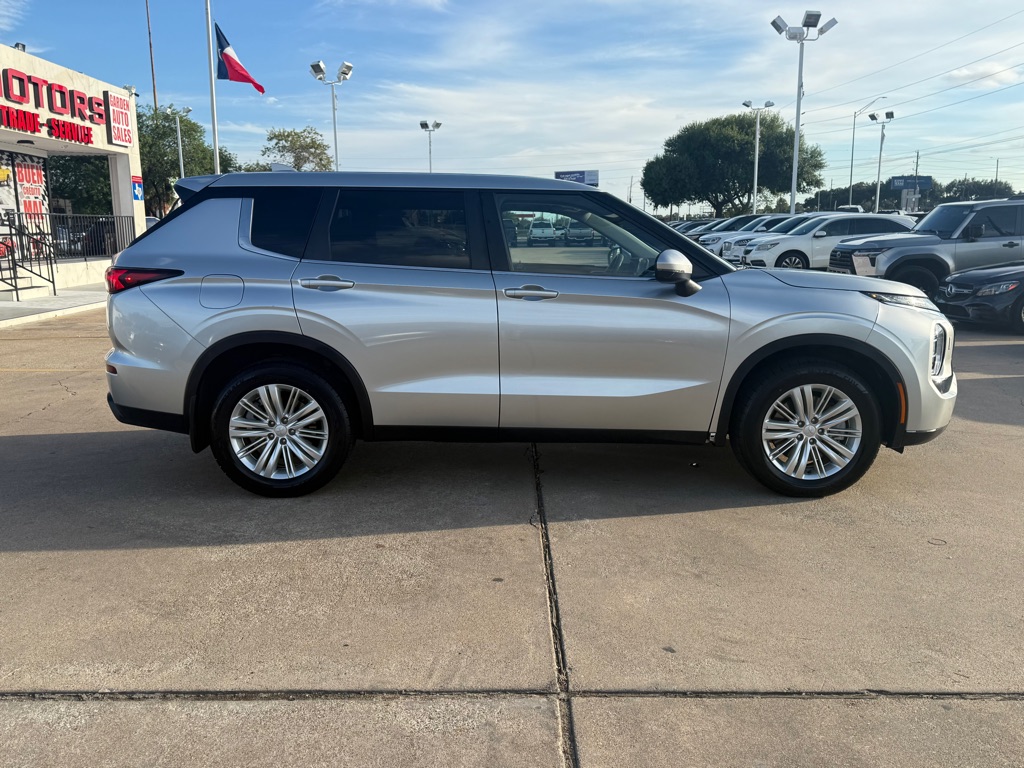 Photo 8 of this MITSUBISHI OUTLANDER