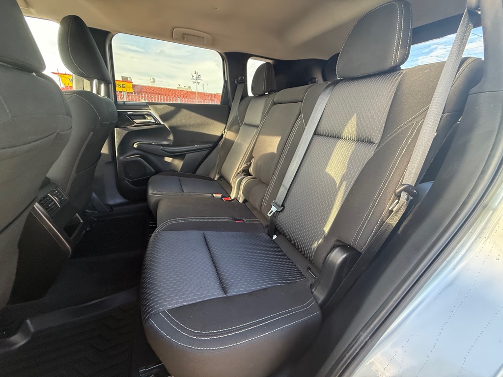 Photo 13 of this MITSUBISHI OUTLANDER