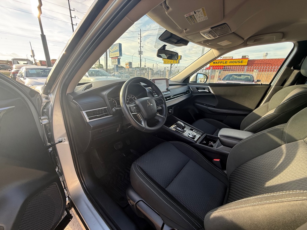 Photo 11 of this MITSUBISHI OUTLANDER