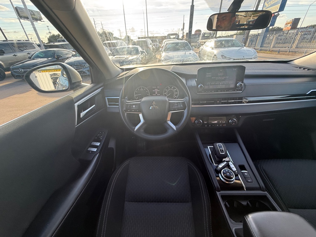 Photo 23 of this MITSUBISHI OUTLANDER