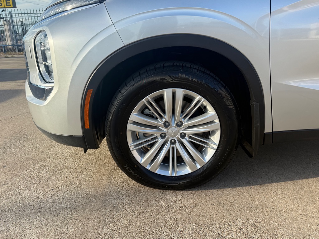 Photo 9 of this MITSUBISHI OUTLANDER