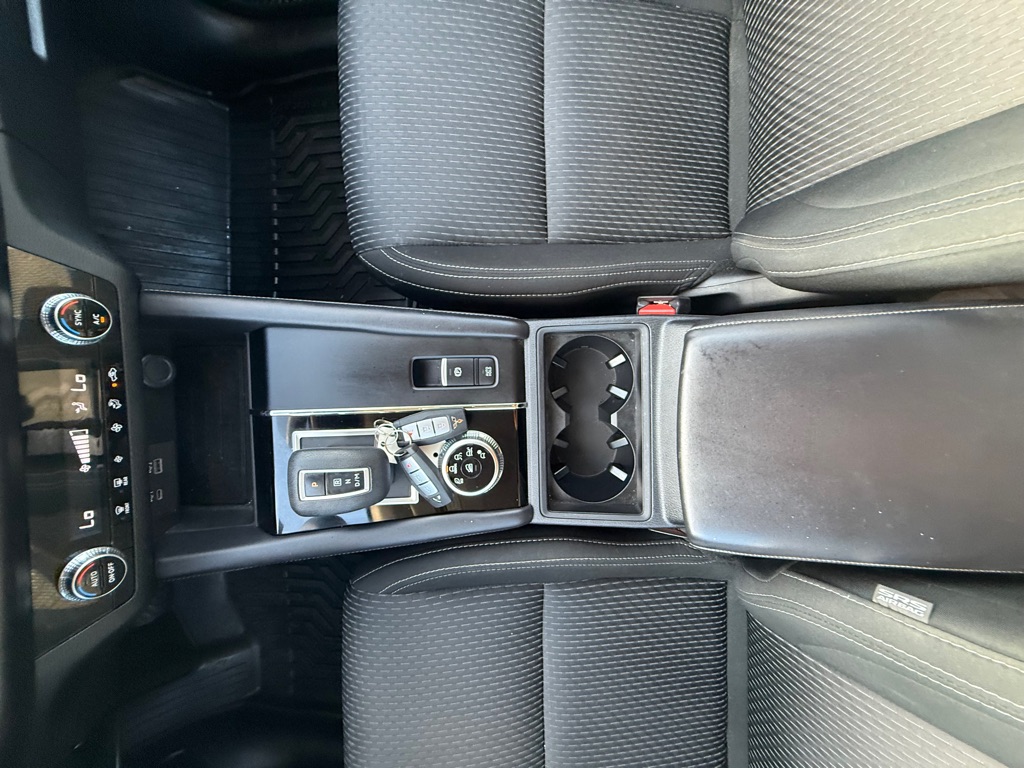 Photo 21 of this MITSUBISHI OUTLANDER