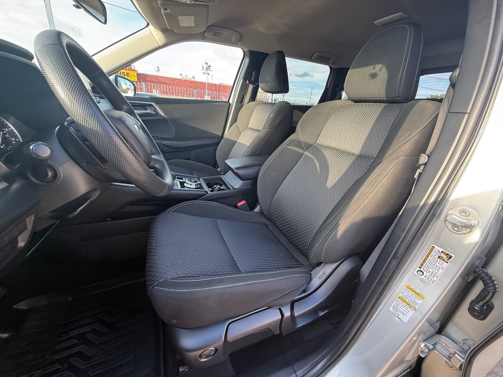 Photo 10 of this MITSUBISHI OUTLANDER