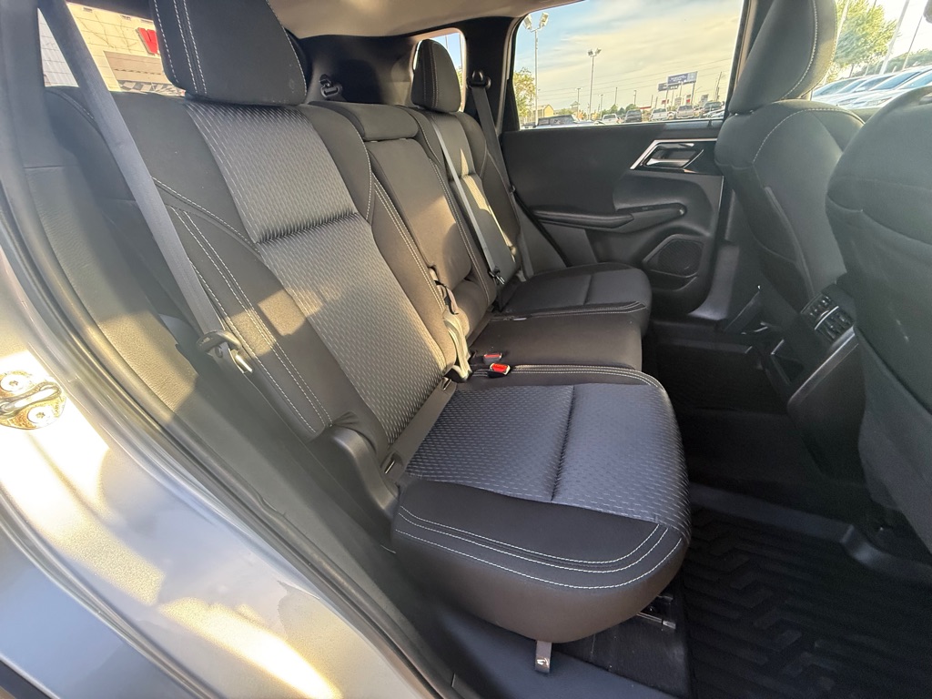 Photo 16 of this MITSUBISHI OUTLANDER