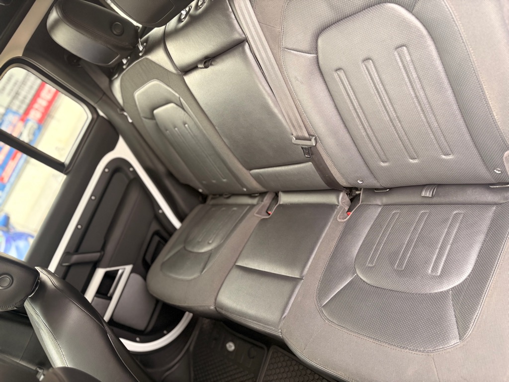Photo 17 of this LAND ROVER DEFENDER