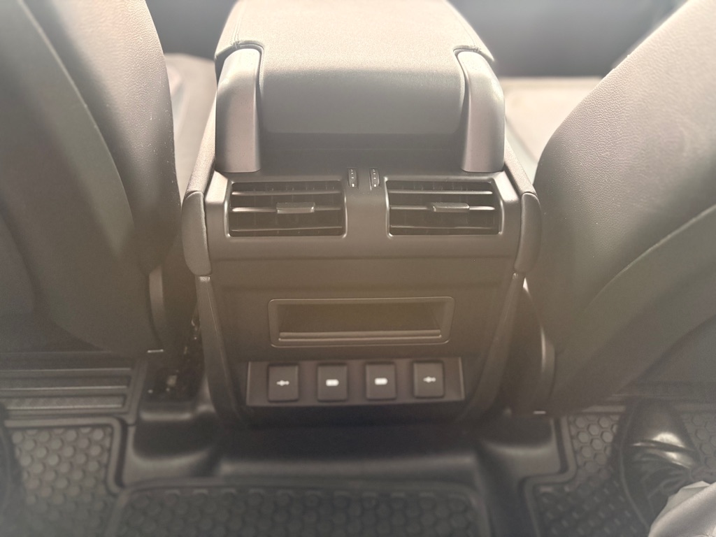 Photo 19 of this LAND ROVER DEFENDER
