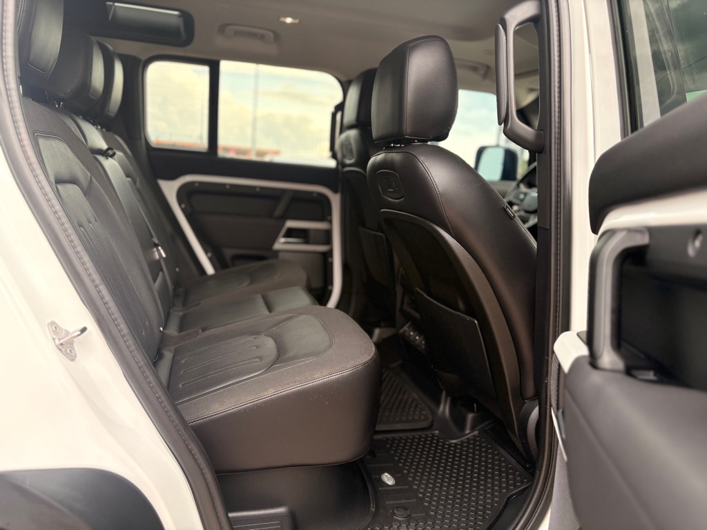 Photo 12 of this LAND ROVER DEFENDER