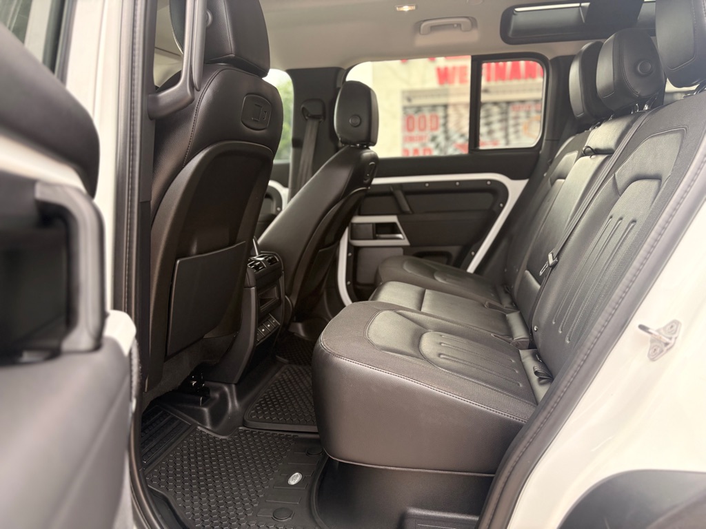 Photo 11 of this LAND ROVER DEFENDER