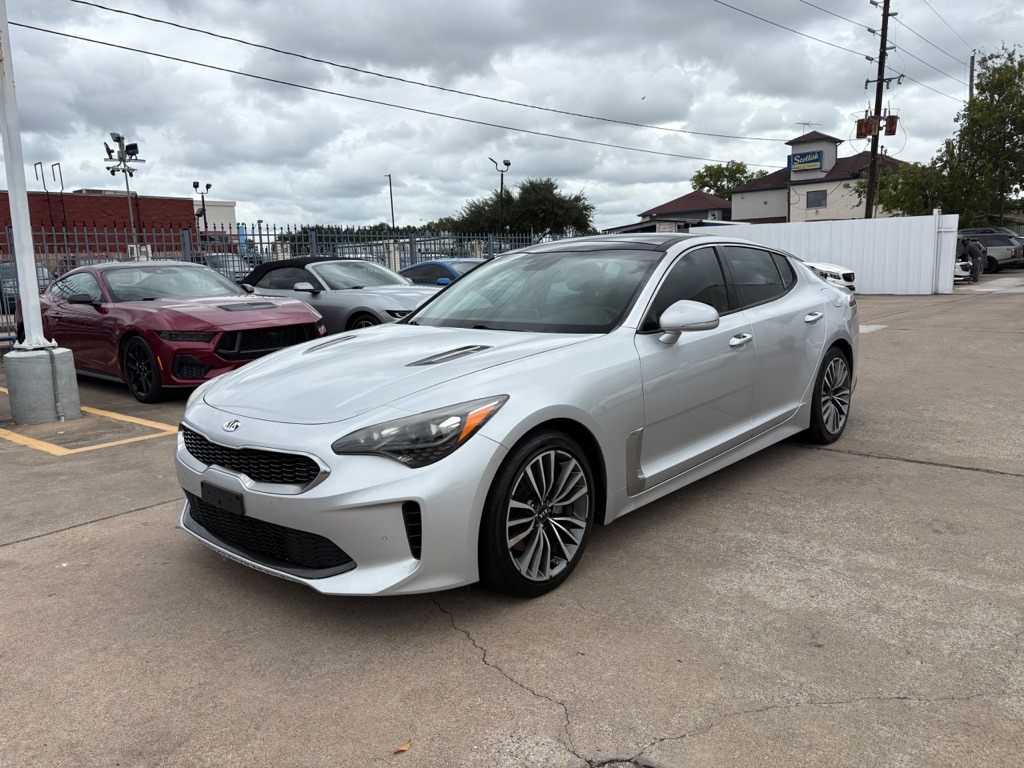 Photo 2 of this KIA STINGER