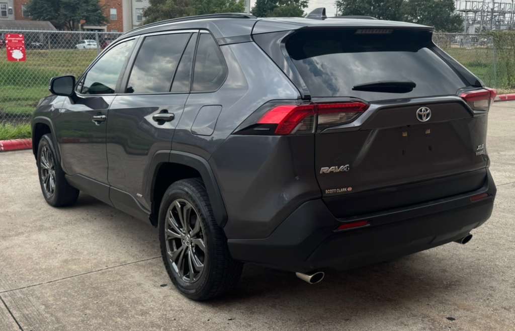 Photo 3 of this TOYOTA RAV4 HYBRID