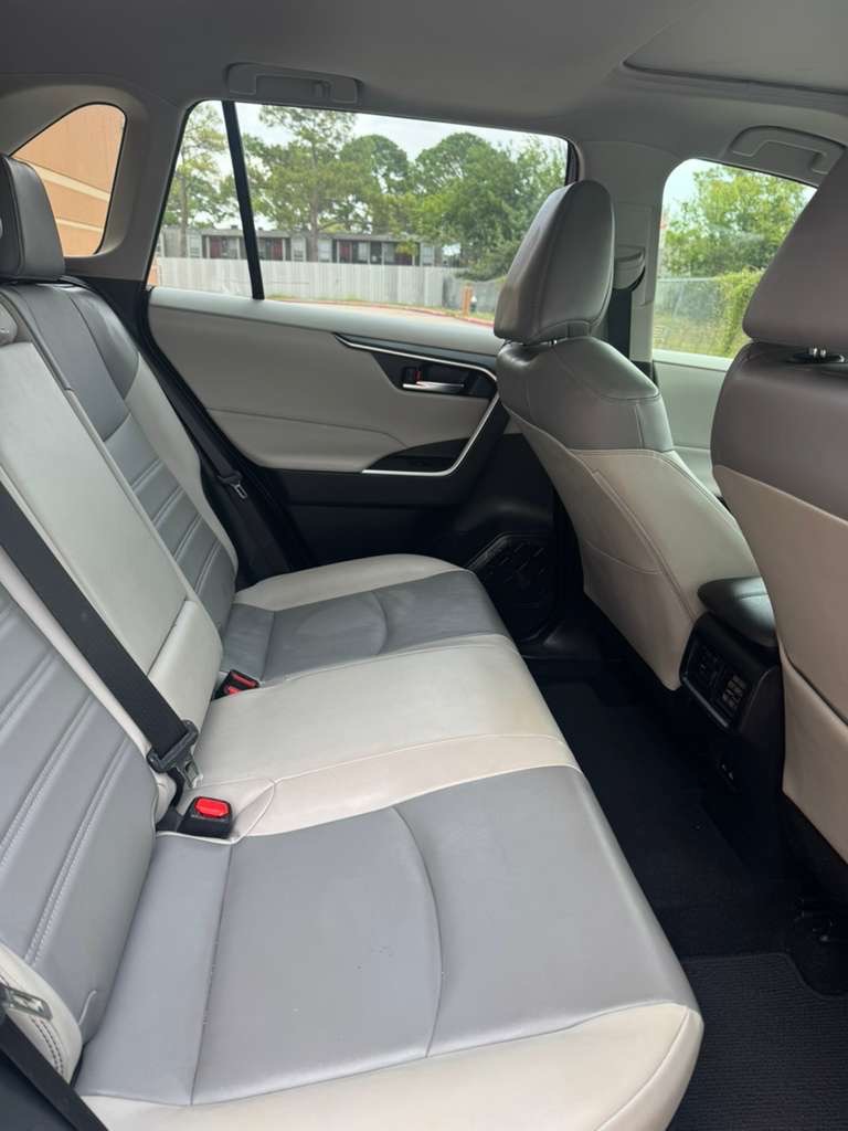 Photo 12 of this TOYOTA RAV4 HYBRID