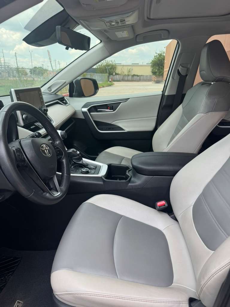 Photo 9 of this TOYOTA RAV4 HYBRID