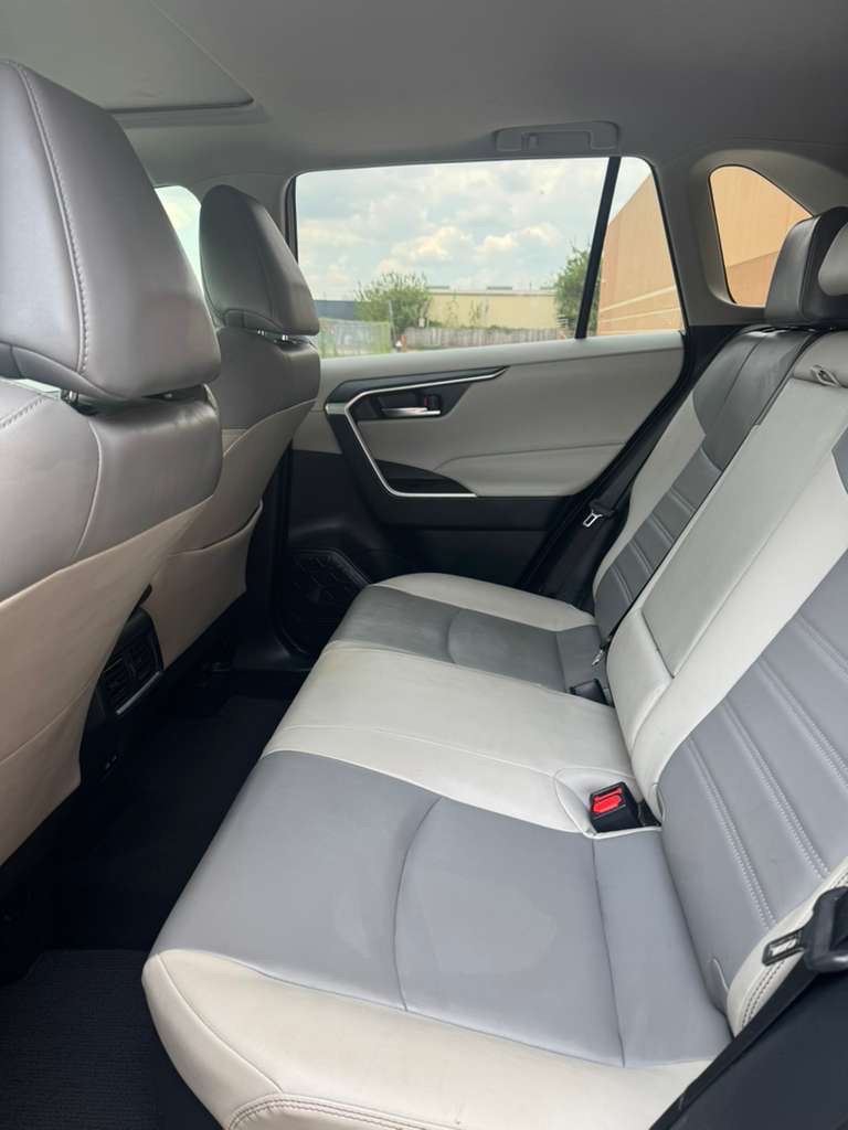 Photo 11 of this TOYOTA RAV4 HYBRID