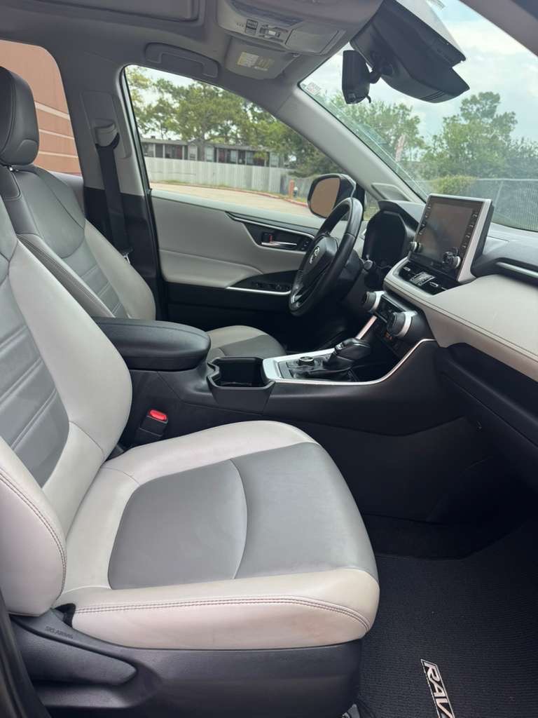 Photo 10 of this TOYOTA RAV4 HYBRID