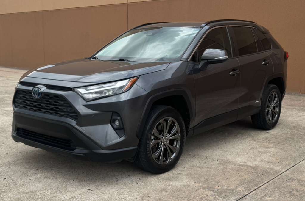 Photo 2 of this TOYOTA RAV4 HYBRID