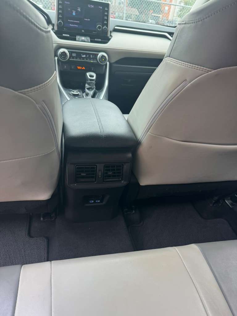 Photo 13 of this TOYOTA RAV4 HYBRID